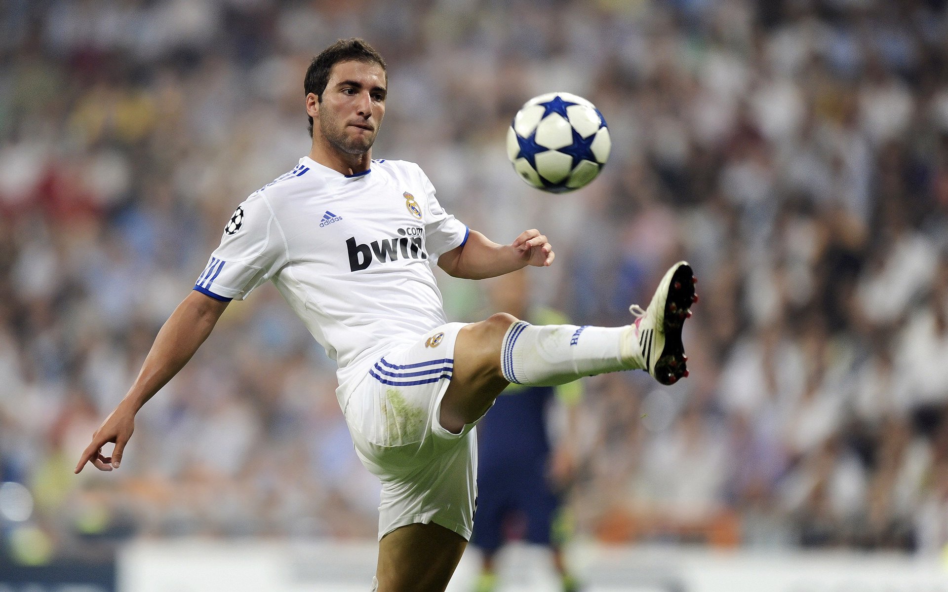 恩比德篮下脚步灵活连续打成高难度进攻，恩比德复出首战砍下24分8板2助3帽